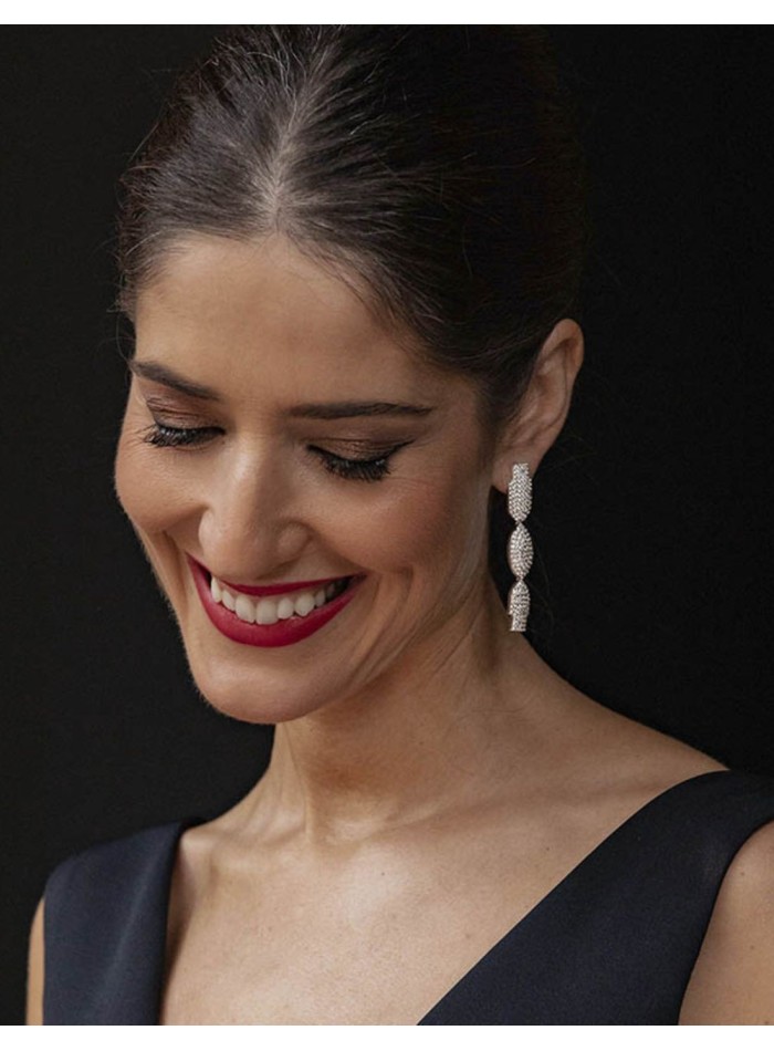 Pendientes de fiesta largos plateados con figuras de cristal incrustado-3