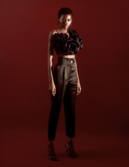 Pantalón de fiesta satinado con botón joya y cinturilla alta