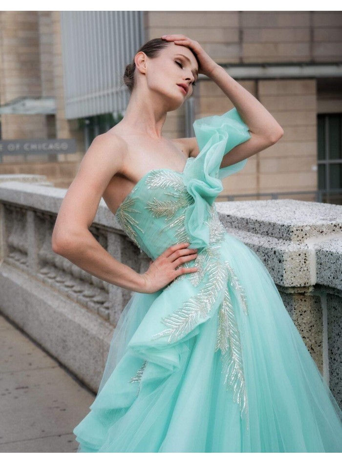 Robe longue en tulle avec strass et volants