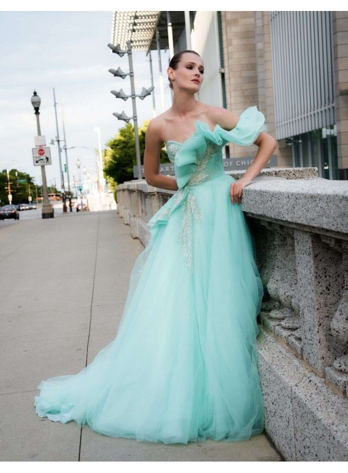 Robe longue en tulle avec strass et volants