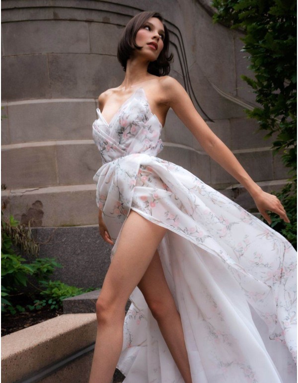 Vestido de fiesta largo estampado floral y escote en V pronunciado