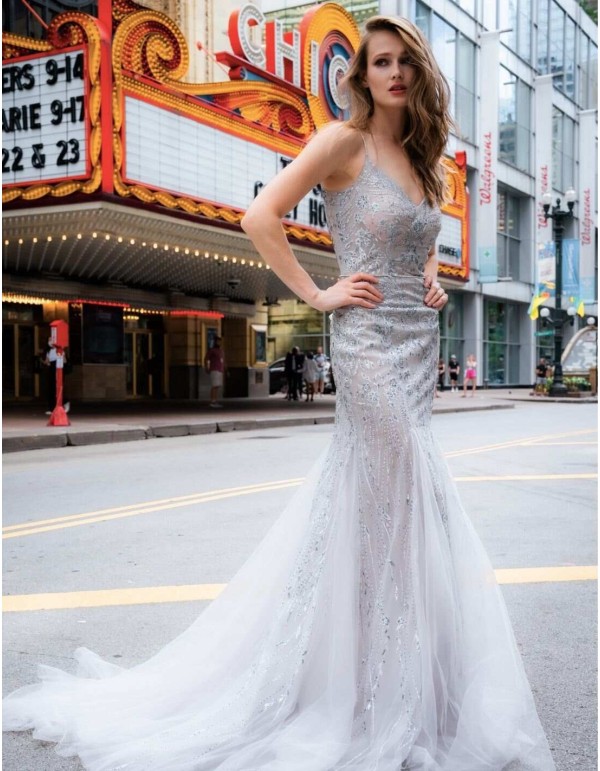 Vestido de fiesta largo de corte sirena combinado con pedrería