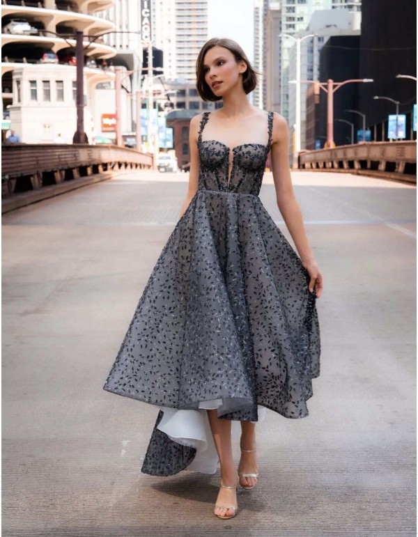 Vestido de fiesta midi con cuerpo tipo corsé y falda asimétrica con bordado brillante
