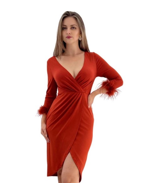 Vestido de cóctel con manga francesa y plumas