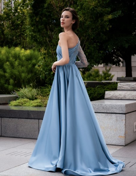 Vestido largo de fiesta con escote asimétrico y manga de pedrería y transparencias