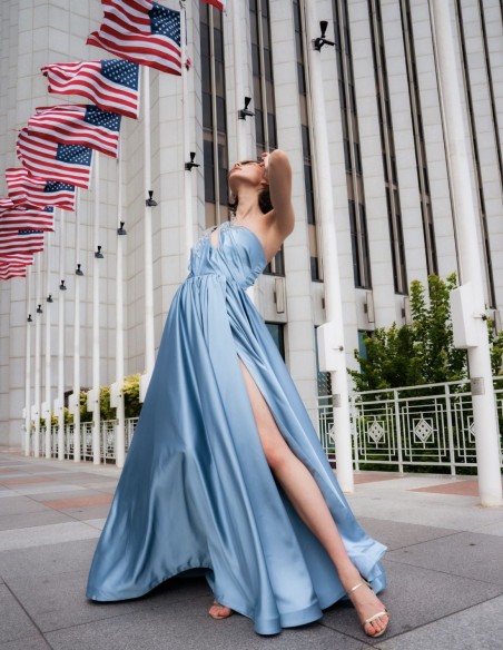 Robe longue de fête à encolure et manches asymétriques avec strass et transparences
