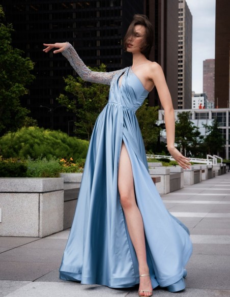 Vestido largo de fiesta con escote asimétrico y manga de pedrería y transparencias