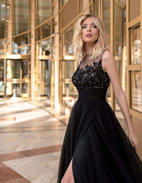 Vestido de gala con cuerpo de pedrería bordada y maxi falda con tul