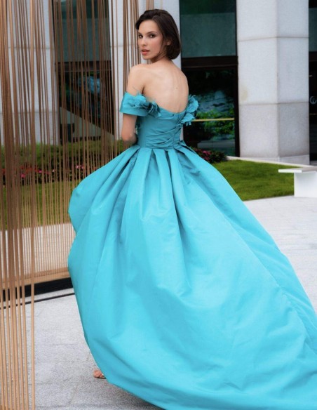 Vestido de fiesta largo asimétrico con flores y plumas en el escote