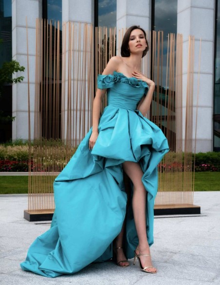 Vestido de fiesta largo asimétrico con flores y plumas en el escote