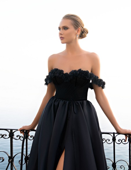 Long party dress with slit and sweetheart neckline with flowers for guests