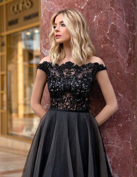 Vestido de fiesta largo con cuerpo bordado y maxi falda de tul negro