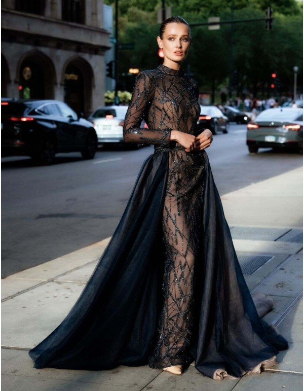 Vestido largo de fiesta con transparencias y lentejuelas