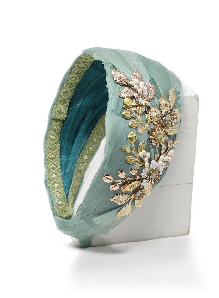 Bandeau avec base en plumes et bijoux plaqués or