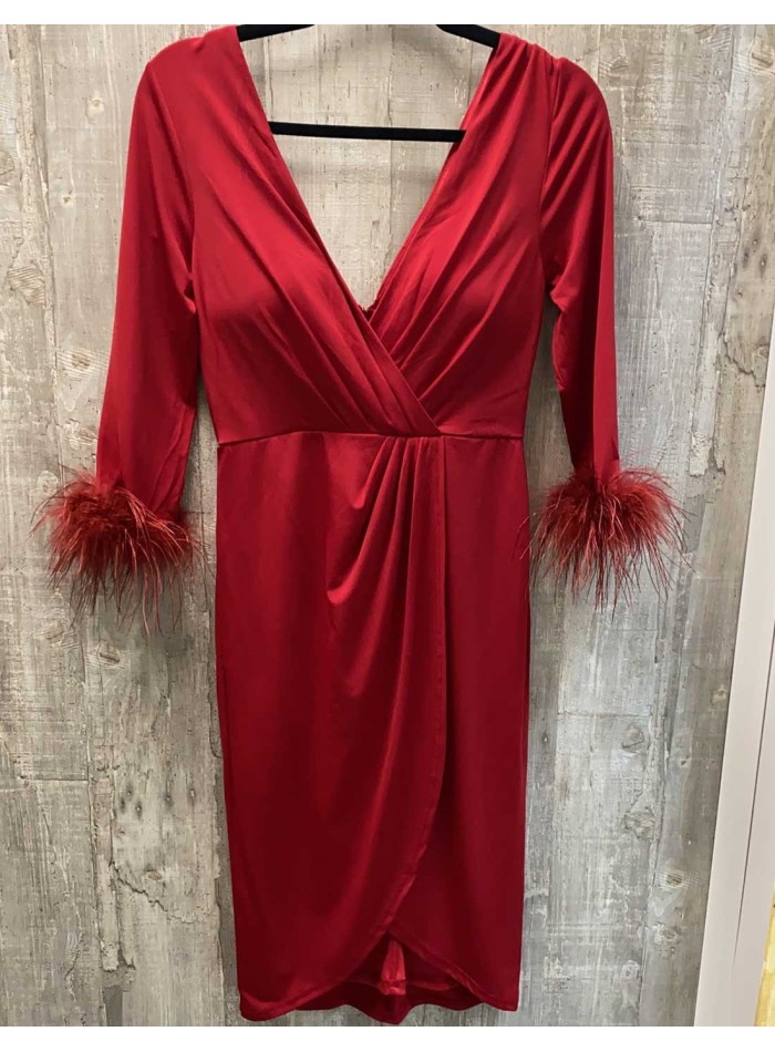 Vestido de cóctel con manga francesa y plumas en color rojo