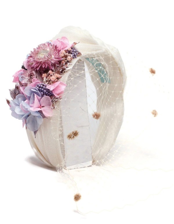 Raw crumpled sinamay headband with preserved flowers 2