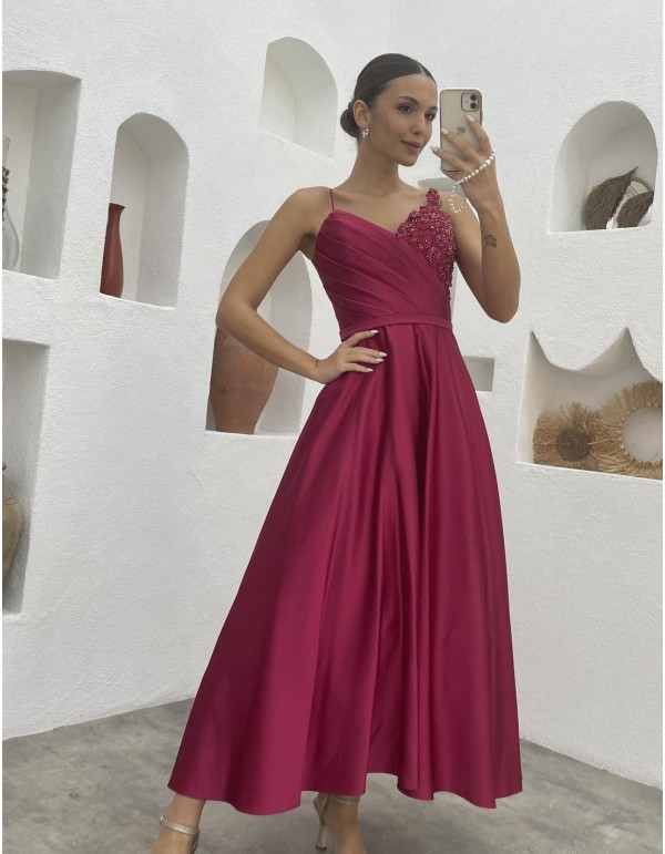 Vestido midi de fiesta con escote corazón y bordados