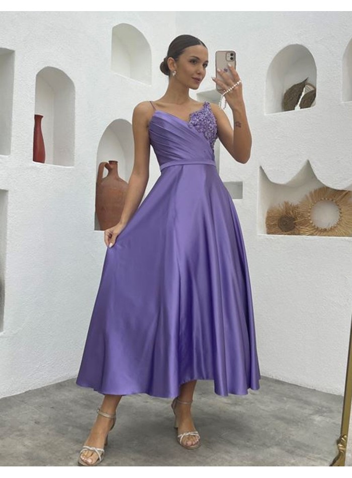 Vestido midi de fiesta con escote corazón y bordados lila