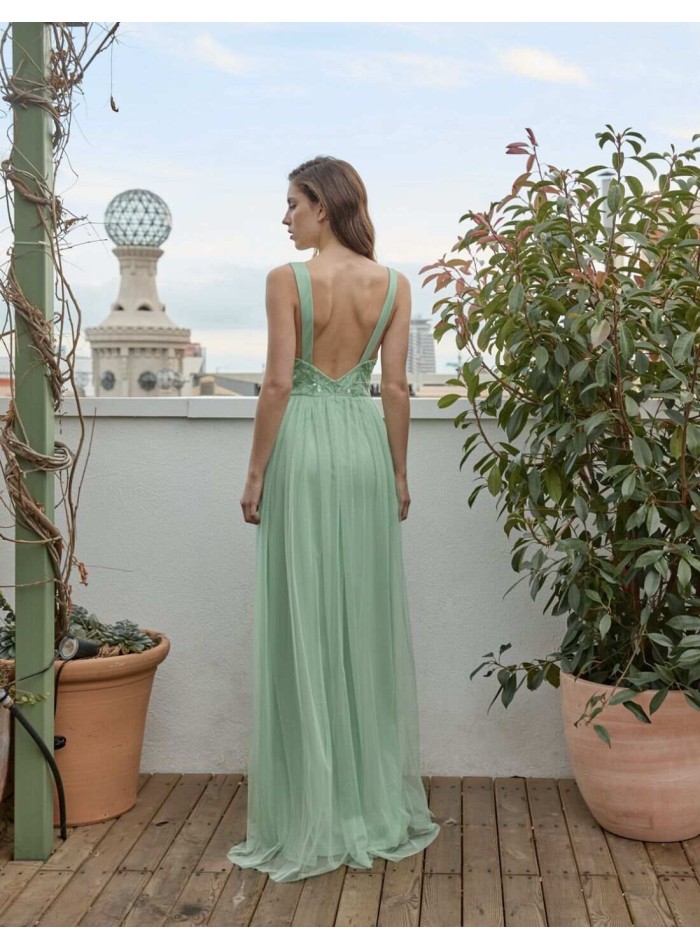 Long party dress with V-neckline and tulle skirt