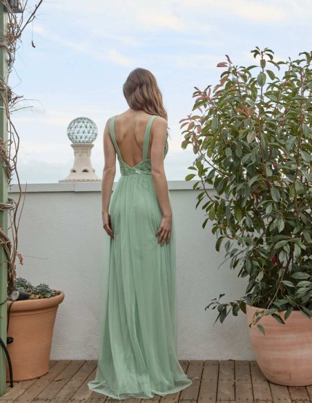 Long party dress with V-neckline and tulle skirt