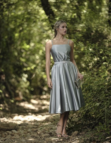 Vestido corto de fiesta con falda de tablas y tirantes de pedrería