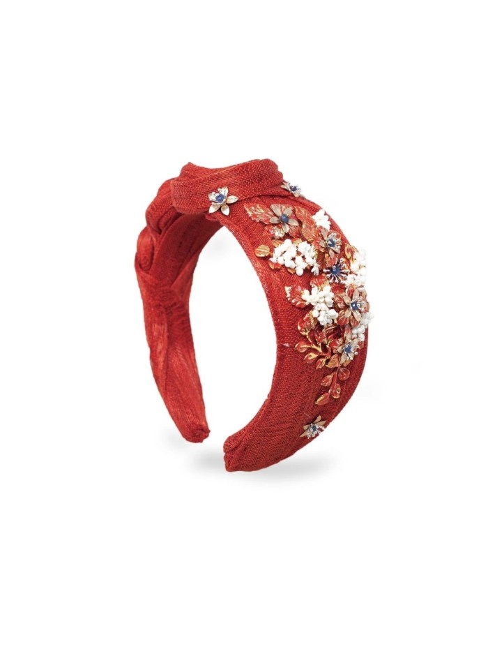 Diadema anudada con adornos joya y pistilos
