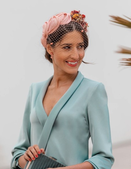 Bandeau de fête à volants avec nœuds et décoration florale sur le côté