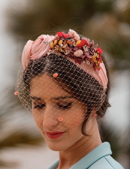 Diadema de fiesta arrugada con nudos y adorno lateral floral