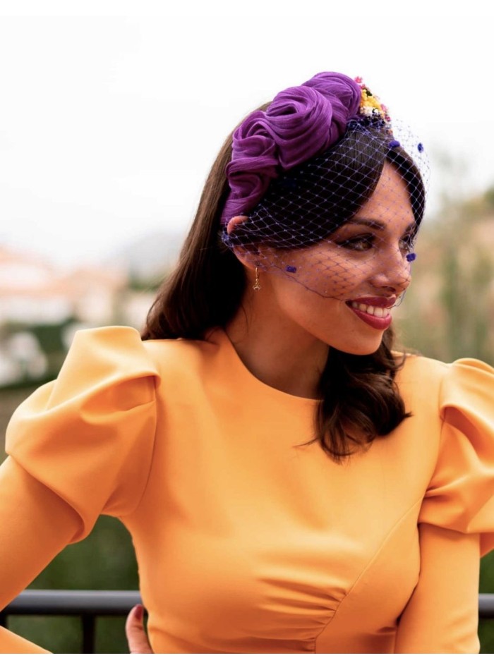 Diadema anudada morada con flores preservadas