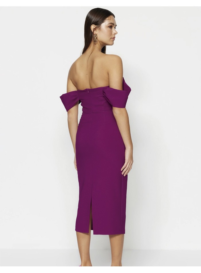 A cocktail dress with bodice and small sleeves back