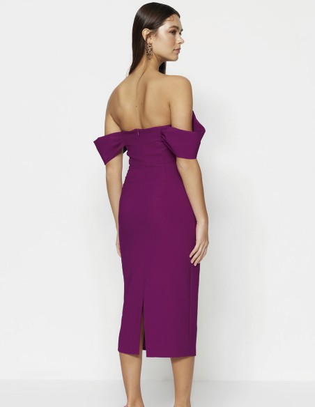 A cocktail dress with bodice and small sleeves back