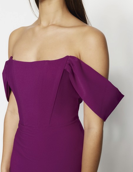 Vestido de cóctel con cuerpo corpiño y manga caída invitada detalle