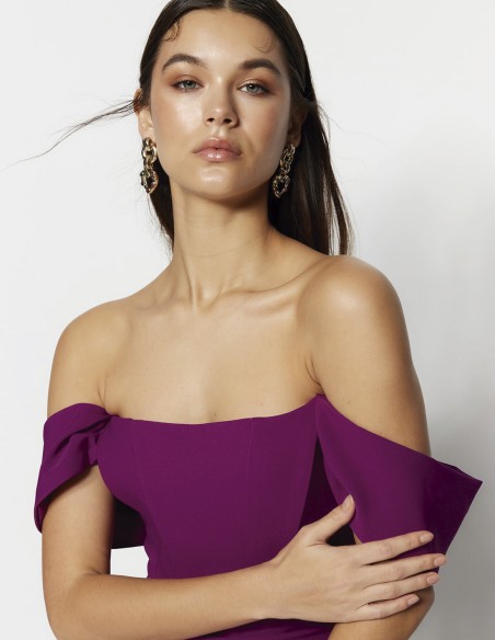 Cocktail dress with bodice bodice and small sleeves purple