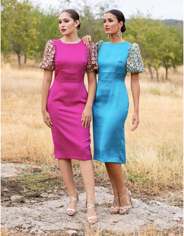 Robe courte avec décolleté dans le dos et manches courtes...