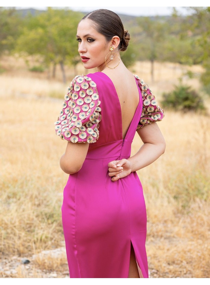 Robe courte avec décolleté dans le dos et...