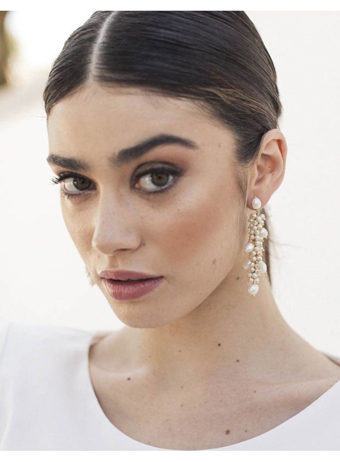 Longues boucles d'oreilles de fête avec perles...