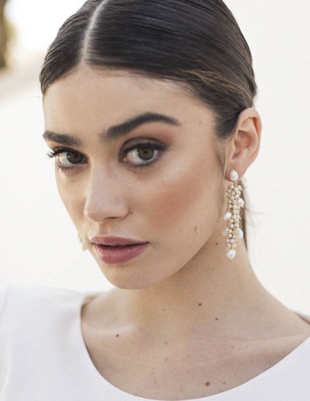 Longues boucles d'oreilles de fête avec perles blanches