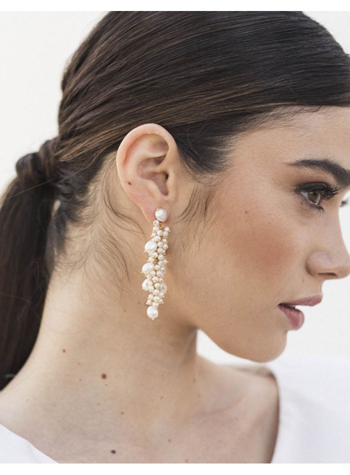 Longues boucles d'oreilles de fête avec perles...