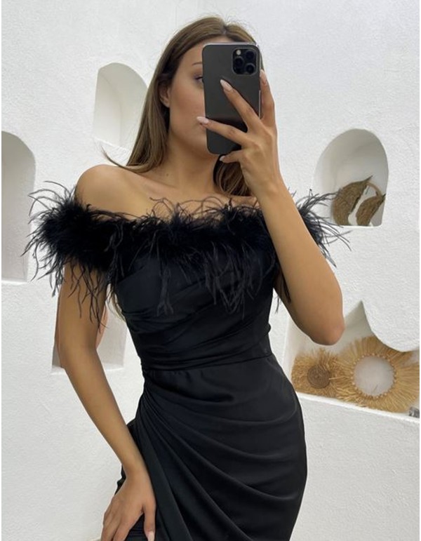 Robe longue de fête avec encolure bardot à plumes et...