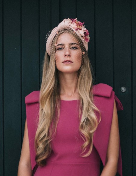 Bandeau rose noué avec des fleurs préservées