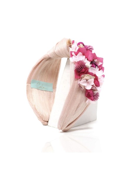 Diadema anudada rosa con flores preservadas