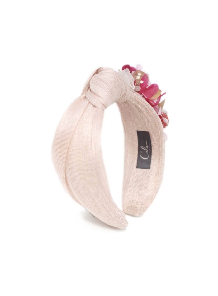 Diadema anudada rosa con flores preservadas