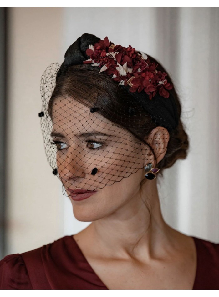 Diadema anudada negra con flores preservadas