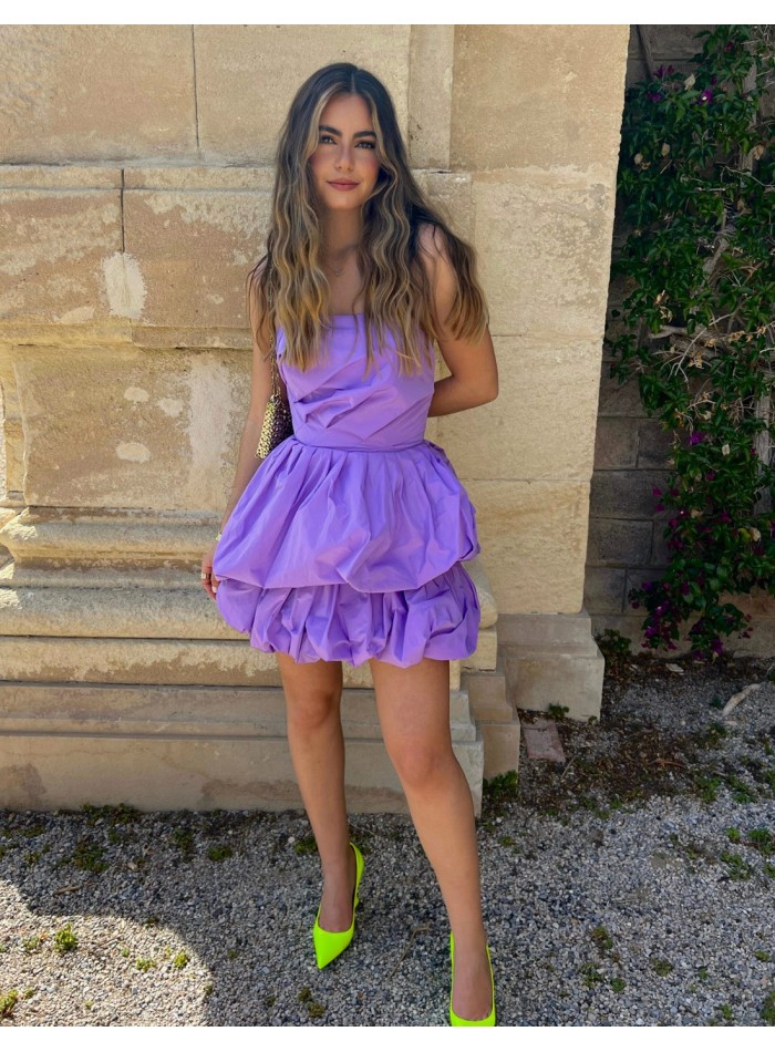 Vestido corto de fiesta con escote bandeau y falda abombada a capas color morado