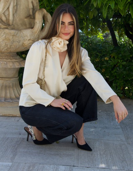 Blusa de fiesta satinada con diseño cruzado y flor en el cuello de Elsa Barreto