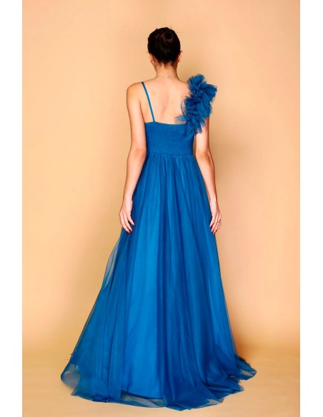 Tulle evening dress with decorated shoulder for guests