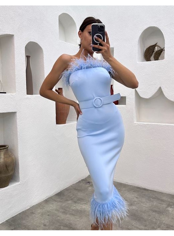 Vestido de fiesta midi con detalle plumas y cinturón azul claro