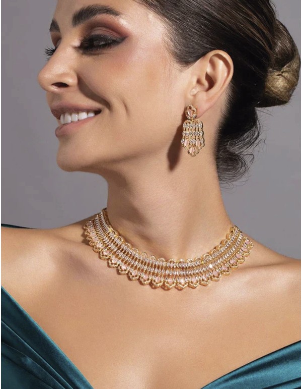 Choker de invitada de cristales y piedras rosas con baño de oro