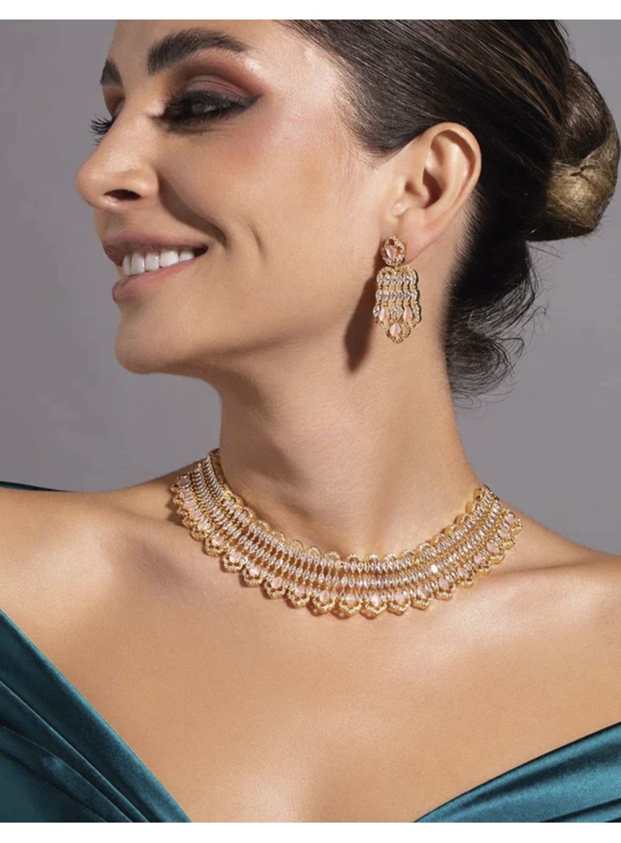 Choker de invitada de cristales y piedras rosas con baño de oro