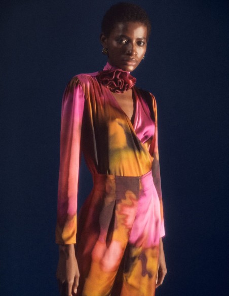 Chemisier de fête en satin avec encolure croisée et ornements floraux